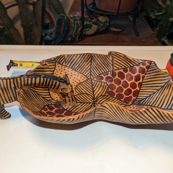 Wood carved bowl with zebra handle - Picture 2 of 3